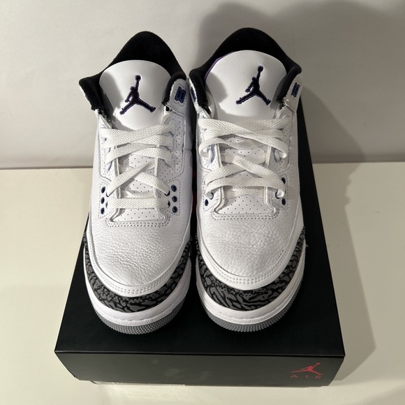 Jordan 3 dark iris
Size: 6Y
Brand new but tried on once
With box - Picture 2 of 4